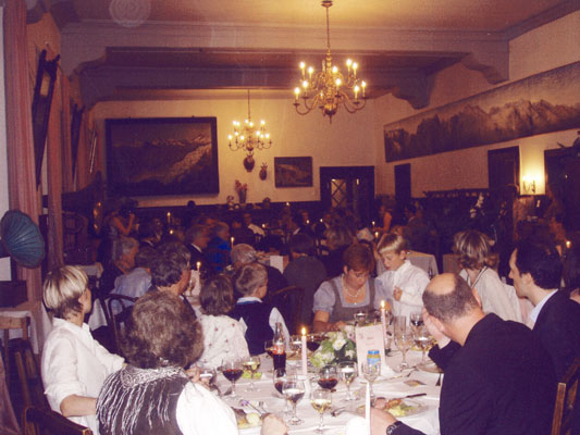 Tafelrunde bei Grammophon und Kerzenlicht