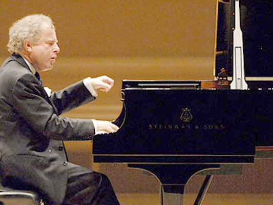 Der Pianist Andras Schiff am Steinway Fl&uuml;gel