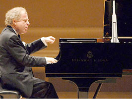 Der Pianist Andras Schiff am Steinway Fl&uuml;gel