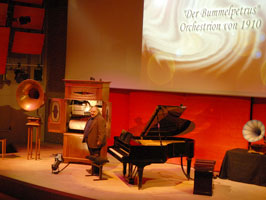 Das Orchestrion spielt  den "Bummelpetrus"