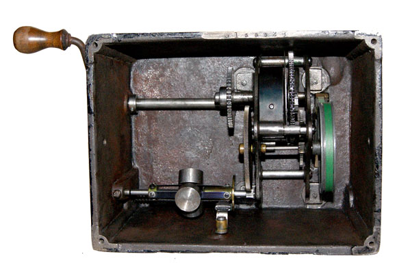 Das Motor besteht aus einem Federwerk, einem Fliehkraftregler und ein paar Zahr&auml;dern / Some wheeles, one gouvernor and one spring drive, all together a simple machine 