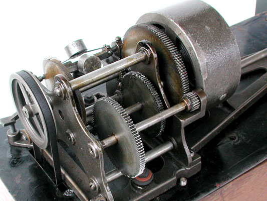 Das ausgekl&uuml;gelte R&auml;derwerk des Motors  / The sophisticated wheel-work drives the cylinder in a even way