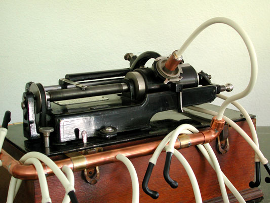 Die Sprechmaschine f&uuml;r ein gemeinsames H&ouml;rvergn&uuml;gen / There are differnt ways to listen talking machines 