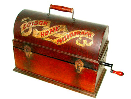 Weil das Ger&auml;t wie ein Handkoffer aussieht, wurde es "Suitcase" genannt / The early "Home Phonograph" was nicknamed after its handy "Suitcase-Design" 
