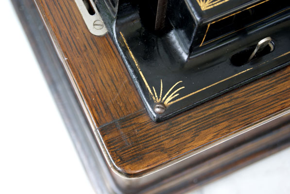 Die einfache Eck-Verzierung ist typisch f&uuml;r den Home Phonographen / The comon Edison corner design, found of most Gems, Standards and Homes