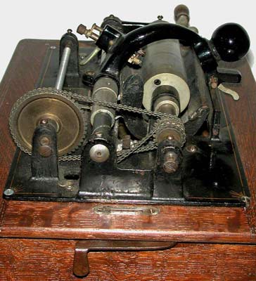 Die Kraft&uuml;bertragung geschieht &uuml;ber eine Kette / Hand driven chain mechanism