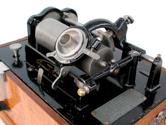 Mit einer Schraube wird die Position der Schalldose justiert  / The long arm and the knurled screw on the carriage are used to align the stylus