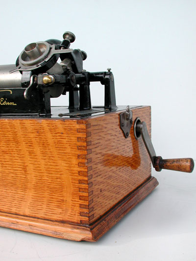 Die Kanten verleihen dem Phonographen ein ernstes Erscheinungsbild  / The early Standard may be recognised by its square corners