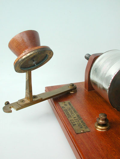 Die Schalldose muss exakt positioniert werden / The engraver must be well adjustet