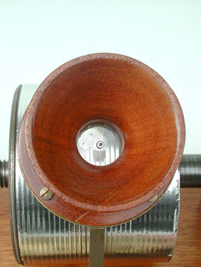 Das Mundst&uuml;ck dient als Mikrophon und Klangverst&auml;rker / The mouthpiece is recorder and reproducer