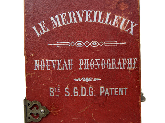 Der Phonograph wurde mit einer Art Kunstleder &uuml;berzogen  / The phonograph was covered with a kind of synthetic leather 