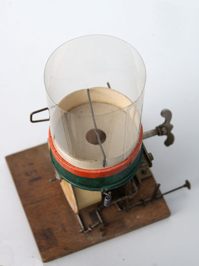 Ein Resonator aus Zelluloid dient als Klangverst&auml;rker / A resonator made of celluloid serves as a soundbox