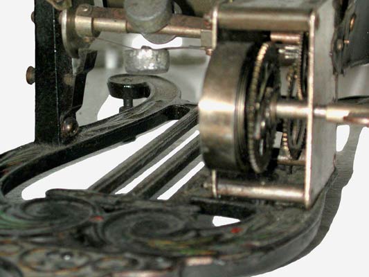 Der Feder-Motor ist offen zug&auml;nglich / The spring-motor is exposed