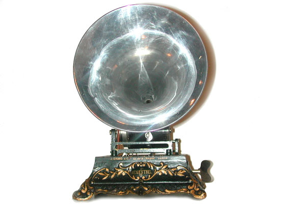 Der Durchmesser des Aluminium-Trichters betr&auml;gt 26 cm / The original aluminium horn with 10' diameter