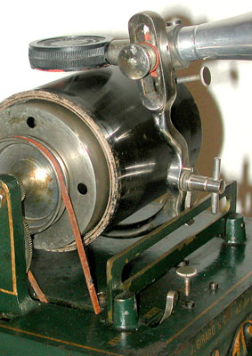 Die H&ouml;he der Schalldose l&auml;sst sich anpassen / The sound-box is up and dawn adjustable