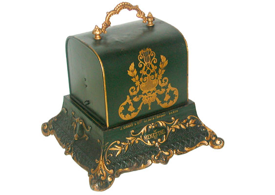 Das Geh&auml;use ist golden, mit Lilienmuster und Lyra verziert / The golden lyra with royal ornamentik