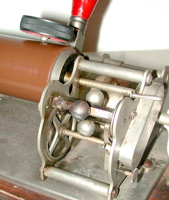 Der Fliehkraft-Regler sorgt f&uuml;r eine gleichm&auml;ssige Drehgeschwindigkeit des Motors / The governor works with centrifugal power as speed regulator