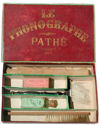 Original-Schachtel mit Utensielien zur Pflege von Phonographen / This box contains all you need for cleaning phonographs