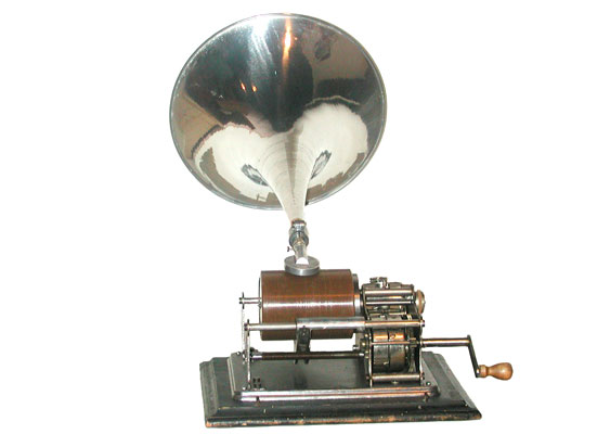 Der Durchmesser des Trichters betr&auml;gt 31 cm / The diametre of the horn measures 12"