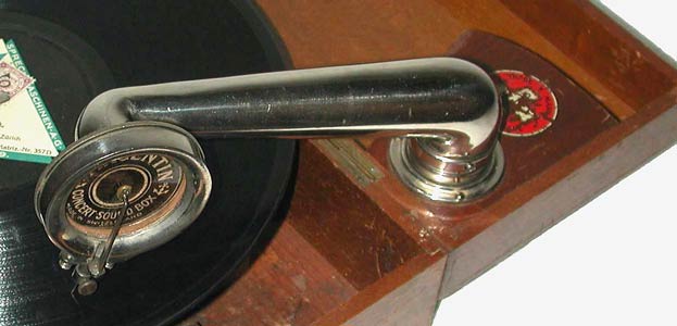 Der Tonarm f&uuml;hrt direkt in den Holz-Trichter im Deckel / There is a small wooden horn in the lid of the case