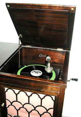 Der Plattenteller im Holzgeh&auml;use / The turne-table in the mahogony case