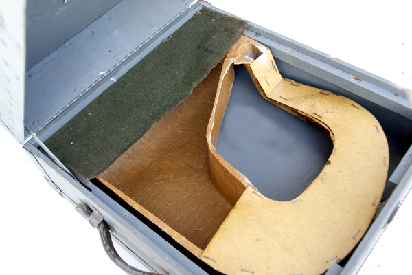 Die M&uuml;ndung des Klangverst&auml;rkers wird von einem Metallgitter gesch&uuml;tzt / The mouth of the sound amplifier is protected by a metal grid