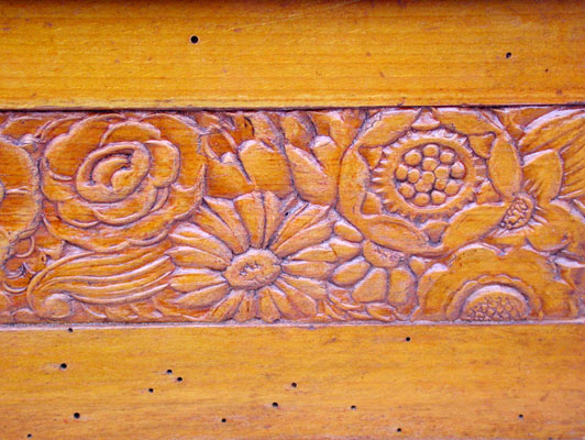 Das Blumenmuster auf dem Holzgeh&auml;use  / The wooden cabinet is decorated with flowers