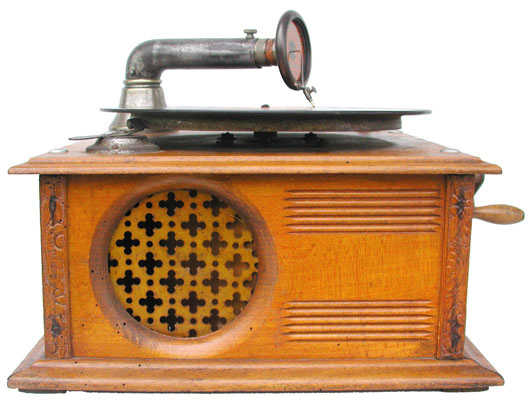 Das Gitter in der Trichter&ouml;ffnung wurde oft von Path&eacute; verwendet / The grid was also used by different gramophones by Path&eacute;
