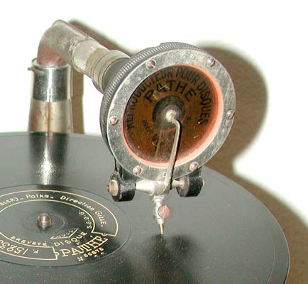 Die Schalldose von Path&eacute; mit Saphir f&uuml;r Tiefenschrift / The Path&eacute; soundbox with saphir for vertical cut records