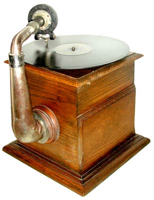 Die panzerhafte Bauweise h&auml;lt einiges an jugendlichem &Uuml;bermut aus / The robust case protect the gramophone against juvenile wantonnesse