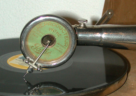 Die gr&uuml;ne Schalldose der Firma Path&eacute; f&uuml;r Seitenschrift-Platten / Path&eacute;'s green sound-box for lateral cut records