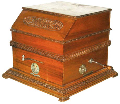 Das Geh&auml;use ist aus massivem Holz gebaut und reich verziert / The massiv wooden cabinet its plenty decoraten