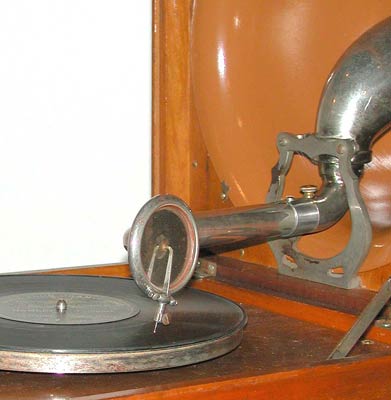 Tonarm und Schalldose mit Stahl-Nadel f&uuml;r Seitenschrift-Platten / Tone-arm and sound-box with steel needle for lateral cut records