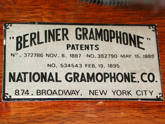 Das Schild mit Patenten von Emile Berliners / The Berliner decal