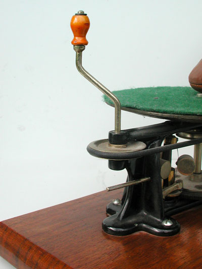 Charakteristisch ist die aufrecht stehende Handkurbel / The upright crank is characteristic for this gramophone