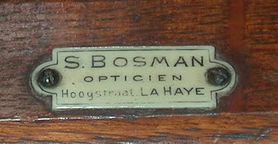 Wurde das Ger&auml;t vom Optiker Bosman in La Haye verkauft? / This gramophone was probably sold in a optical store