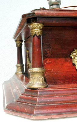 Die vergoldeten Holz-S&auml;ulen des Geh&auml;uses / The golden pilars of the wooden case