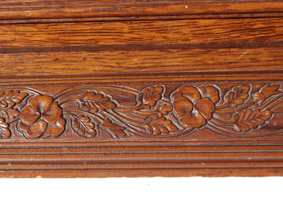 Das Blumenmuster auf dem Sockel des Geh&auml;uses / The case is decorated with flowers and leaves