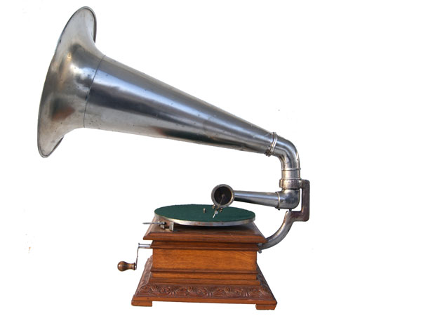 Die L&auml;nge des Trichters betr&auml;gt 65 cm  / The length of the horn is 26'