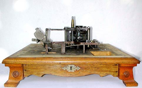Die Mechanik und darunter die M&uuml;nz-Schublade  / The motor and the money case