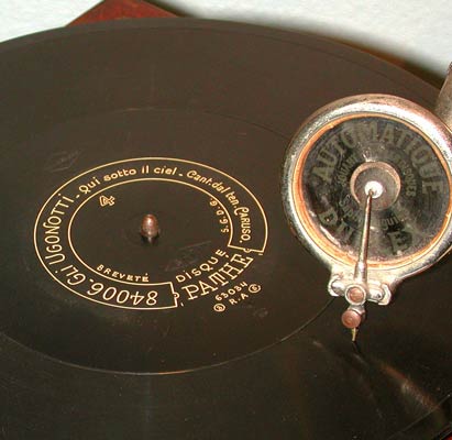 Die Duplex Schalldose mit Einstellung f&uuml;r Tiefenschrift / The Duplex sound-box with saphir for vertical records