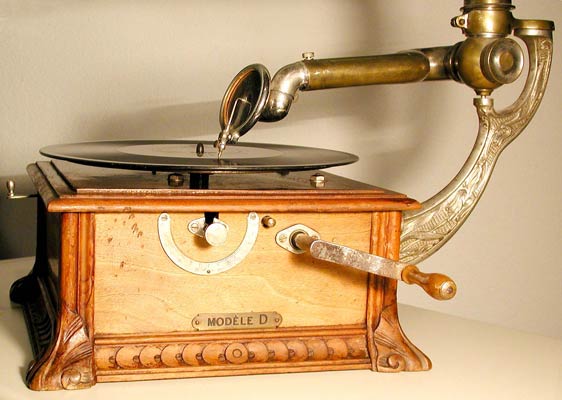 Das Path&eacute; Mod&egrave;le D in voller Aktion / The gramophone in full action