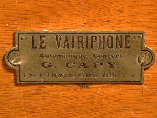 Das Metallschild mit der Adresse des Verk&auml;ufers / The dealers metal plate with his adress