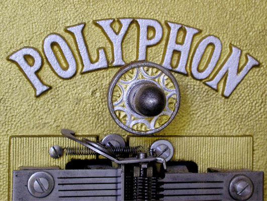 An dieser Mittelachse wird die Blech-Platte besfestigt  / The metal disc is fixed and turned by this axis