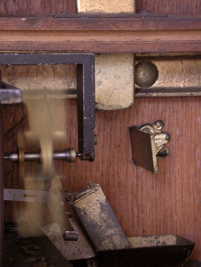 Der schnell drehende Fliehkraftregler reguliert die Geschwindigkeit / The governour regulates the speed