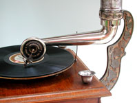 Die gegossenen Trichterhalterung mit Blumenmuster / The steel support with flower ornamentik