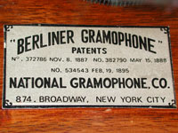 Das Schild mit Patenten von Emile Berliners / The Berliner decal