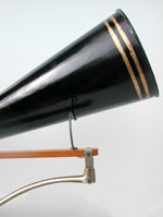 Das Gewicht des Trichters wird abgefedert / The weight of the horn is well balanced