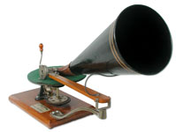 Der Trichter wird von einem h&ouml;lzernen Schwenkstab gef&uuml;hrt / The swivel tone-arm leads the black painted horn