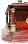 Die vergoldeten Holz-S&auml;ulen des Geh&auml;uses / The golden pilars of the wooden case